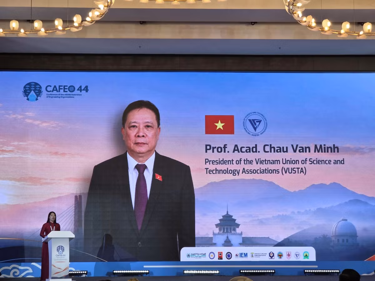 Bà Nguyễn Thị Thanh Huyền trình bày Báo cáo quốc gia của VUSTA