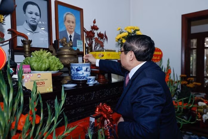 Thủ tướng Phạm Minh Chính dâng hương cố Thủ tướng Chính phủ Phạm Văn Đồng. Ảnh: Nhật Bắc