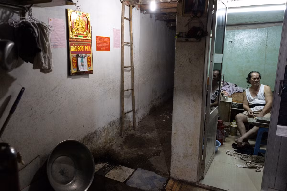 Sống trong căn nhà hẻm số 725 Phạm Thế Hiển hơn 7 năm, ông Dương Văn Long (67 tuổi) làm gạc y tế với thu nhập khoảng 40.000-50.000 đồng mỗi ngày. "Nhà cửa xuống cấp theo thời gian, tôi đã quen với cảnh sống chật chội, thiếu không khí, thiếu ánh sáng như thế này", ông Long nói.