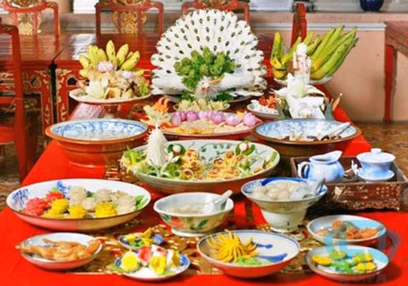 Mô phỏng một mâm cơm ngự thiện của vua triều Nguyễn. Ảnh: Vietnamnet.