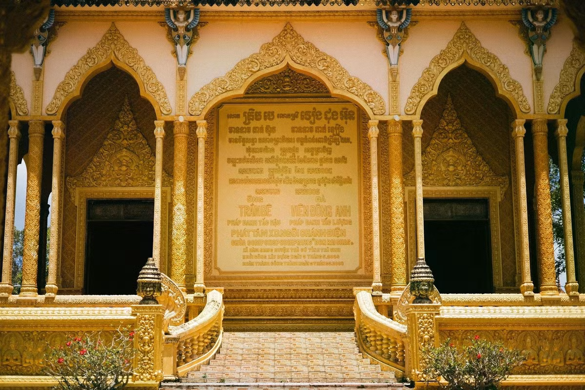 Chánh điện có 4 cổng hướng về các hướng Đông, Tây, Nam, Bắc, trong đó cổng chính quay về hướng Đông, tượng trưng cho hành trình tu tập của Đức Phật từ Tây sang Đông. Bên trong đặt một tượng Phật lớn ở vị trí cao nhất, các tượng phật nhỏ được bố trí ở vị trí thấp hơn. Bốn bức tường nổi bật với những bức bích họa kể về cuộc đời Đức Phật. Trên trần, các mảng hoa văn Khmer cũng được phối màu vàng, đỏ, xanh và cam rực rỡ.