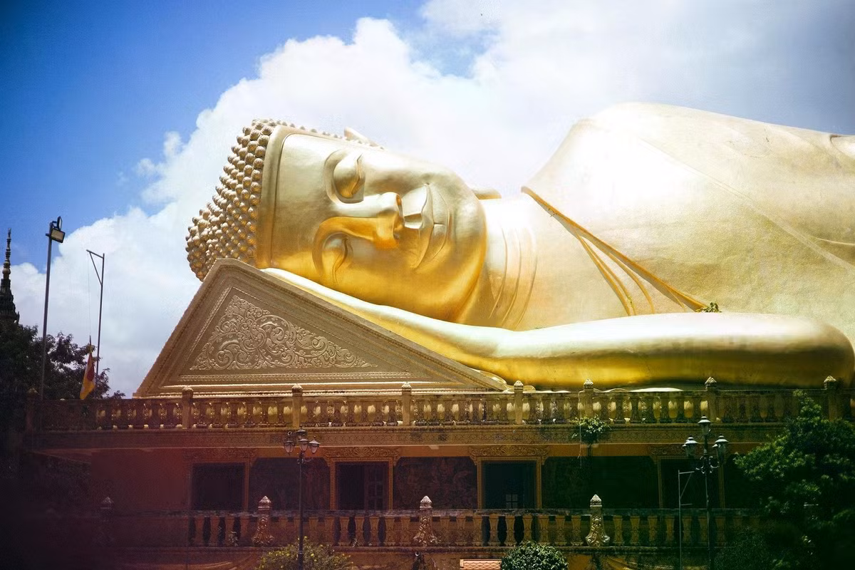 Nằm đối diện chánh điện, tượng Phật Thích Ca nhập Niết bàn dài 54 m, cao 20 m là biểu tượng của chùa Vàm Ray. Tượng được đặt trên bệ tương đương ngôi nhà 2 tầng, toàn bộ phủ sơn son thiếp vàng. Các hàng cột và cầu thang bố trí tượng thánh 4 mặt Maraprum, nữ thần Kayno và chim thần Marakrit tạo sự uy nghiêm.
