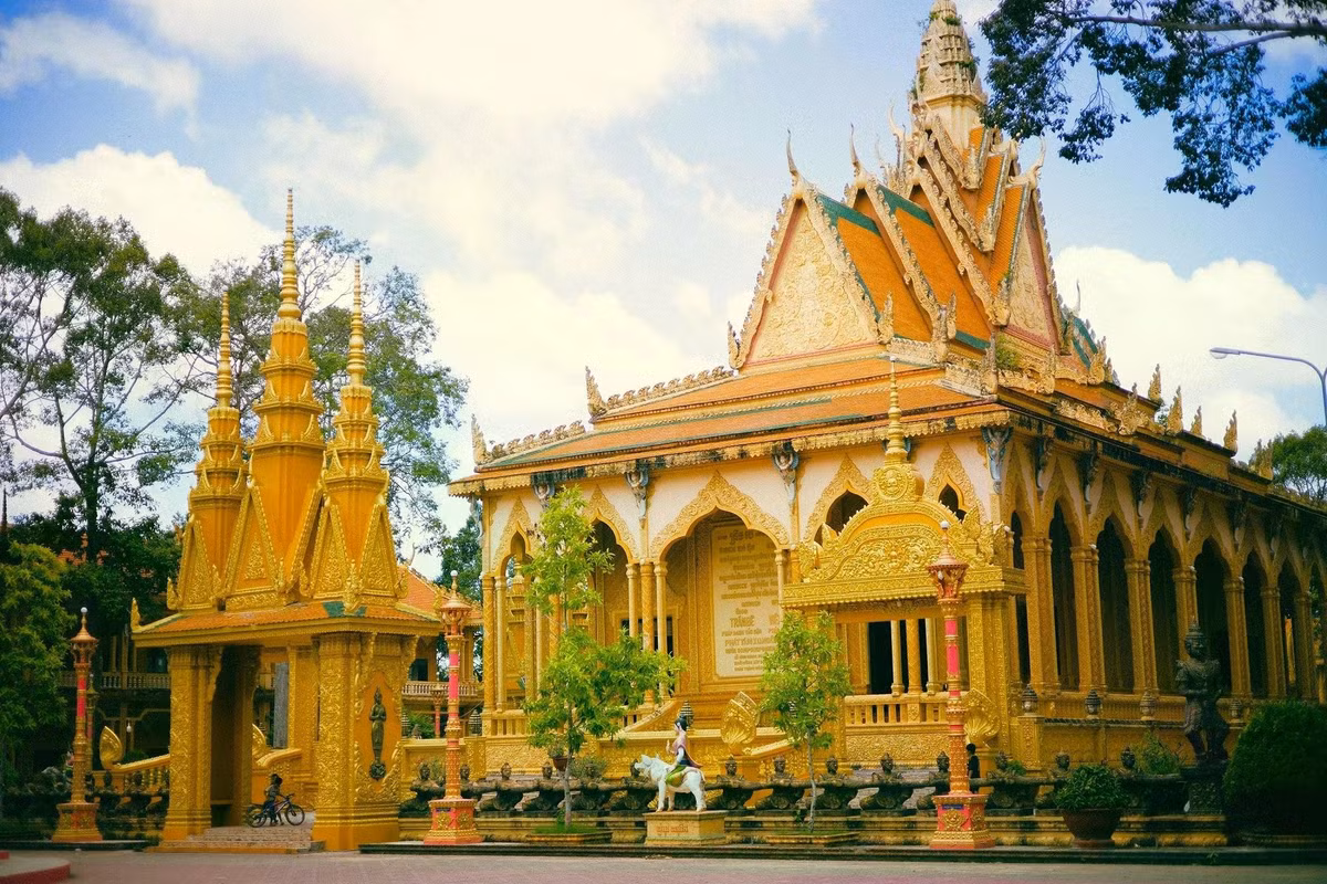Khi đến chùa Vàm Ray, du khách có thể chứng kiến các nghi thức tắm Phật truyền thống và xem vũ điệu lâm thôn nhịp nhàng. Nếu muốn hòa vào không khí những dịp lễ lớn của người Khmer, thời điểm tham quan lý tưởng vào lễ Chol Chnam Thmay (tháng 4), lễ cúng ông bà Dolta (tháng 9), lễ cúng trăng Rằm Ok Om Bok (tháng 10 âm lịch).