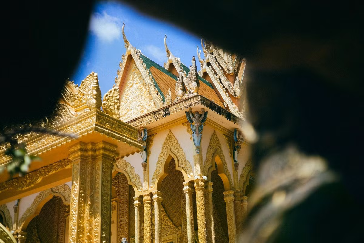 Họa tiết chạm khắc đặc trưng của văn hóa Khmer được tôn trí từ sân, cột, tường, mái đến cửa, điển hình là tượng thánh 4 mặt Maraprum ở lan can. Những hàng cột bên ngoài chánh điện được xây dựng theo kiến trúc Corinth, tiếp giáp giữa đầu cột với mái chùa có tượng thần Krud ngậm ngọc với 2 tay nâng đỡ mái.