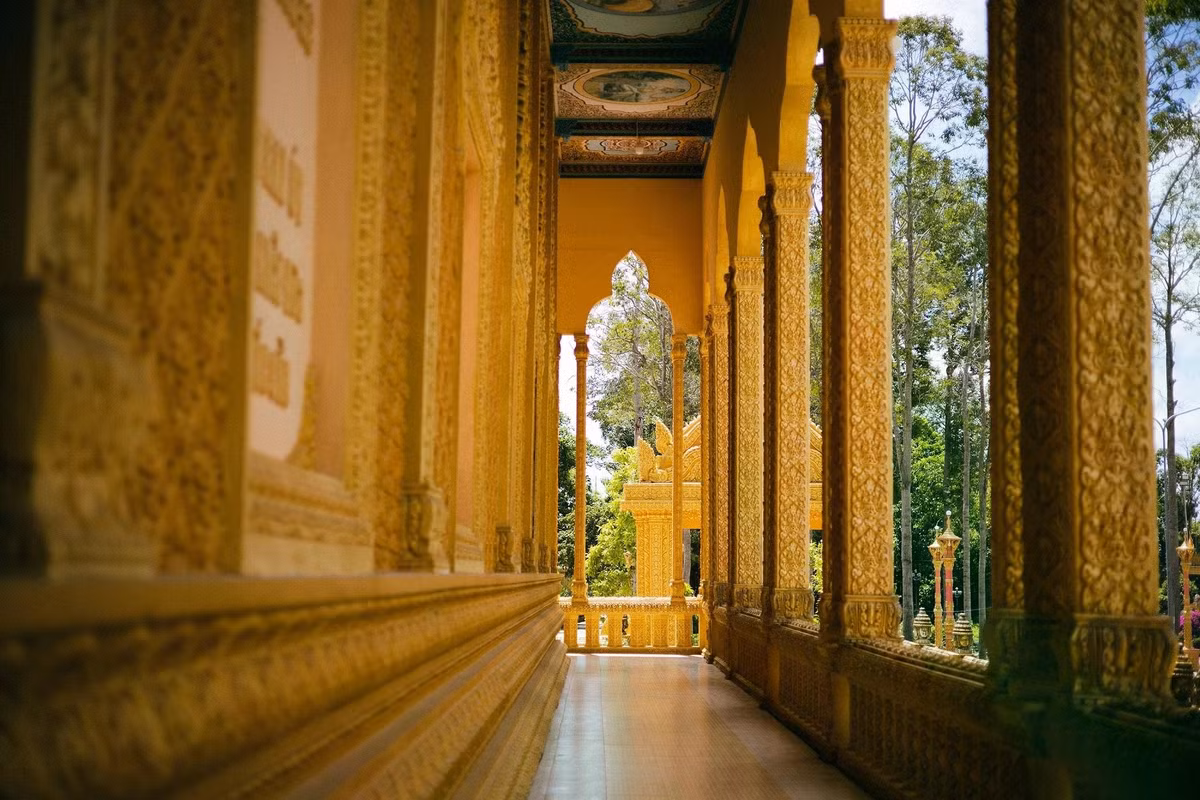 Giữa tháng 8, nhiếp ảnh gia Minh Luân (26 tuổi, sống tại TP.HCM, quê ở Trà Vinh) lần đầu đến chiêm ngưỡng chùa Vàm Ray. Chia sẻ với Tri Thức - Znews, anh cho biết: "Tôi ấn tượng với nét kiến trúc của ngôi chùa, hoa văn chạm khắc tỉ mỉ, sắc vàng rực rỡ từng ngóc ngách. Đi từ cổng đến chánh điện có thể cảm nhận rõ độ rộng và thoáng mát của khuôn viên. Tôi tự hào khi quê hương có nhiều công trình đẹp và lưu giữ văn hóa. MV của Phương Mỹ Chi như một cầu nối để du khách biết đến Trà Vinh nhiều hơn, giúp tỉnh có thêm động lực phát triển du lịch trong thời gian tới".