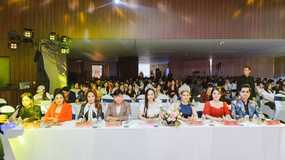 Gallery - Ngọc Sơn chấm thi bán kết Hoa hậu Doanh nhân Hương sắc Việt Nam 2026 - image 5