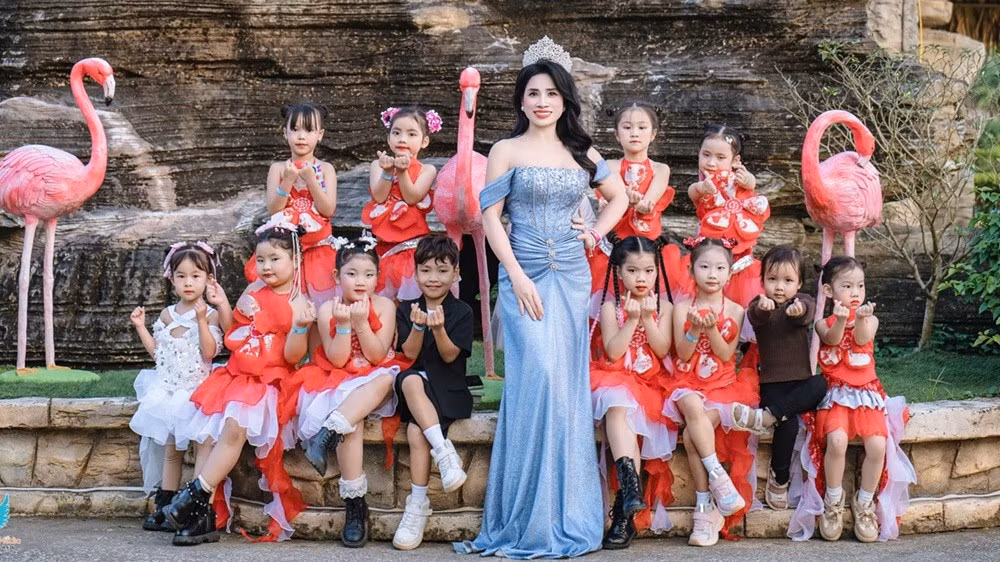 Tại sự kiện, Á hậu Đặng Thị Tân đã dõi theo từng sải bước của các người mẫu nhí, động viên và truyền kinh nghiệm cho các em. Điểm tựa tinh thần ấy giúp các tài năng trẻ xóa tan những bỡ ngỡ ban đầu để cháy hết mình trên sân khấu.