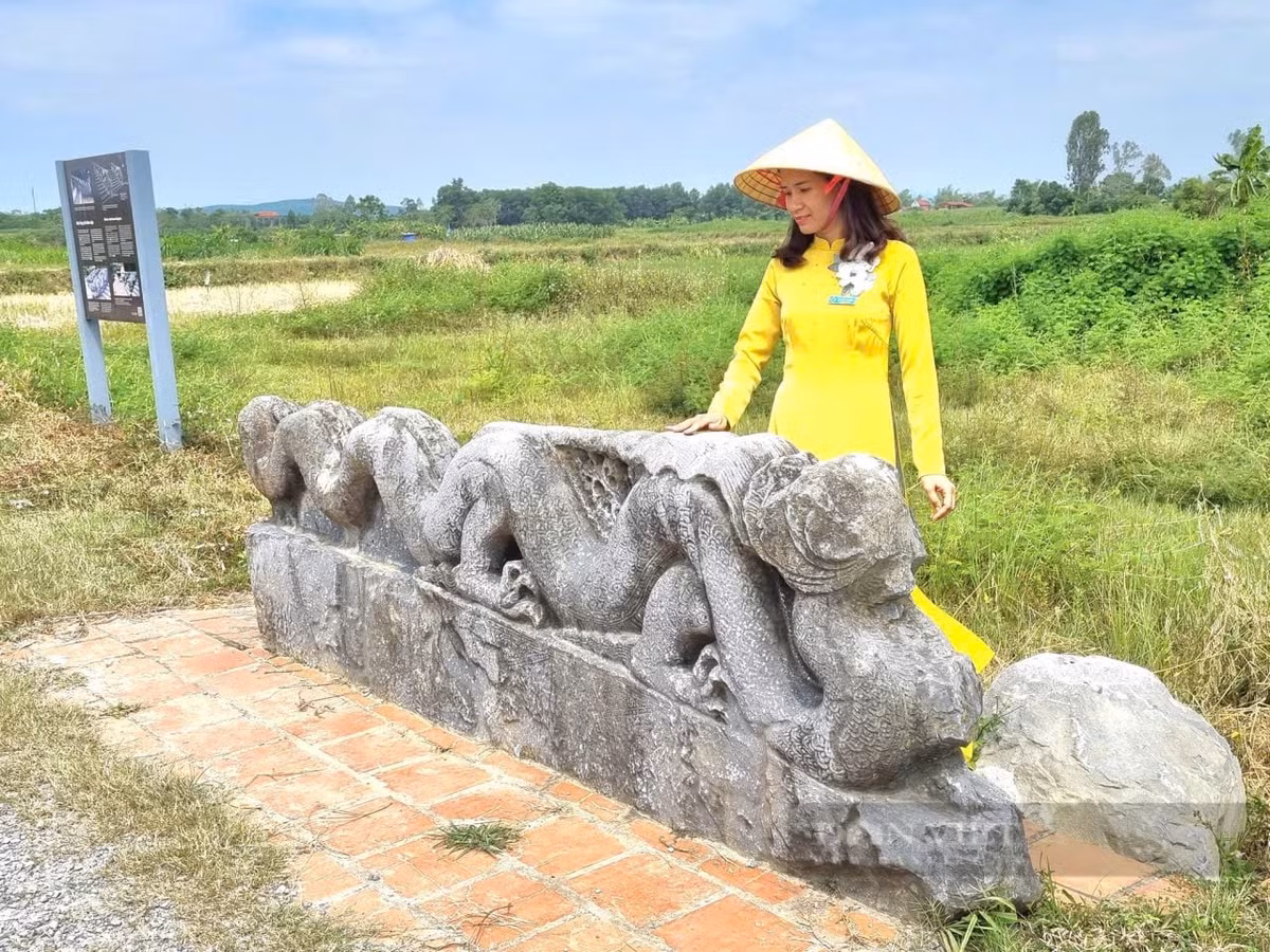 Rồng đá có hoa văn trang trí, đường nét nghệ thuật mang đậm dấu ấn phong cách nghệ thuật Trần-Hồ. Ảnh: VT