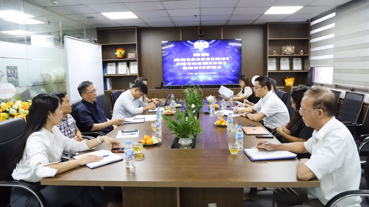 Quang cảnh buổi làm việc