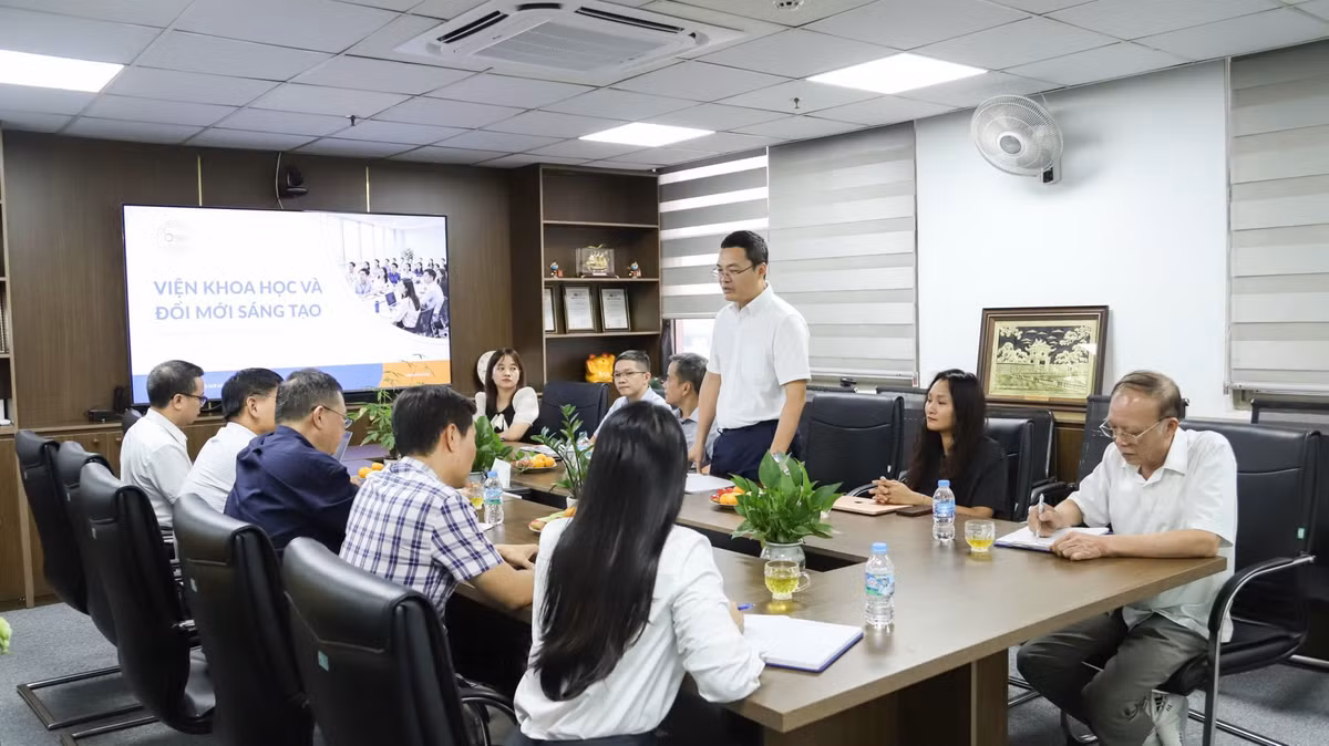 TS. Lê Anh Hưng, Viện trưởng Viện Khoa học và Đổi mới Sáng tạo phát biểu tại buổi làm việc