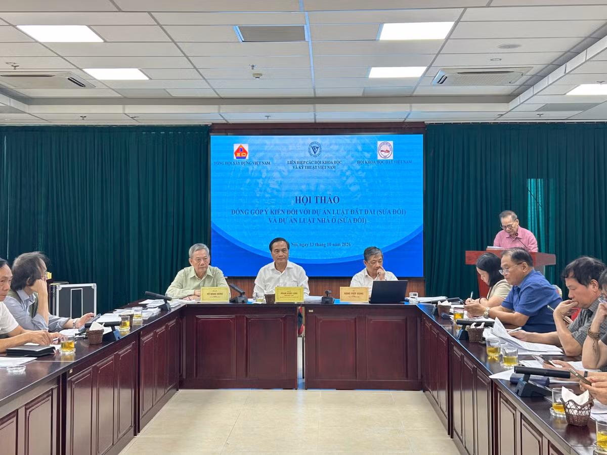 Hội thảo do PGS.TS Vũ Năng Dũng, Chủ tịch Hội Khoa học Đất Việt Nam; PGS.TS Phạm Ngọc Linh, Phó Chủ tịch Liên hiệp Hội Việt Nam; TS Đặng Việt Dũng, Chủ tịch Tổng hội Xây dựng Việt Nam (theo thứ tự từ trái qua) chủ trì.
