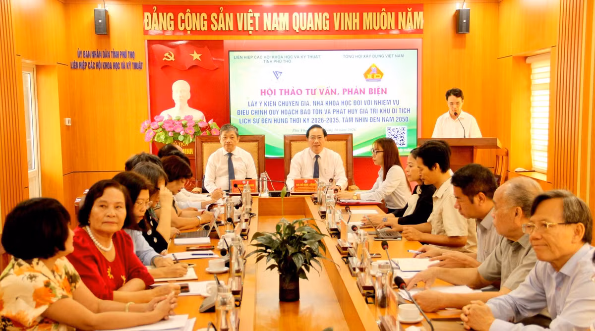 TS. Đặng Việt Dũng - Chủ tịch Tổng hội Xây dựng Việt Nam và ông Hồ Đình Lưỡng - Chủ tịch Liên hiệp các Hội Khoa học và Kỹ thuật tỉnh Phú Thọ, đồng chủ trì Hội thảo tư vấn, phản biện với chủ đề “Lấy ý kiến chuyên gia, nhà khoa học đối với nhiệm vụ điều chỉnh quy hoạch bảo tồn và phát huy giá trị Khu di tích lịch sử Đền Hùng”.