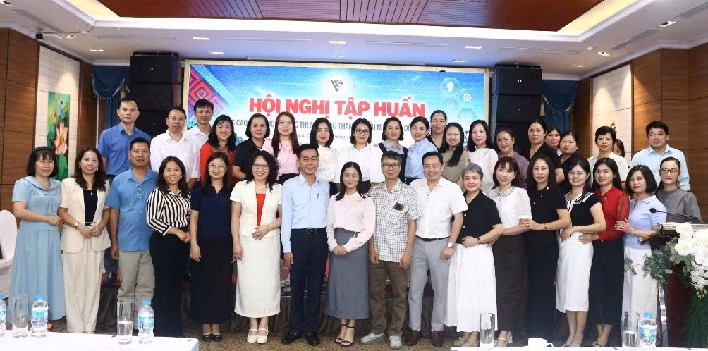 Các học viên tham gia tập huấn chụp ảnh lưu niệm cùng ban tổ chức và lãnh đạo Liên hiệp Hội tỉnh Lào Cai
