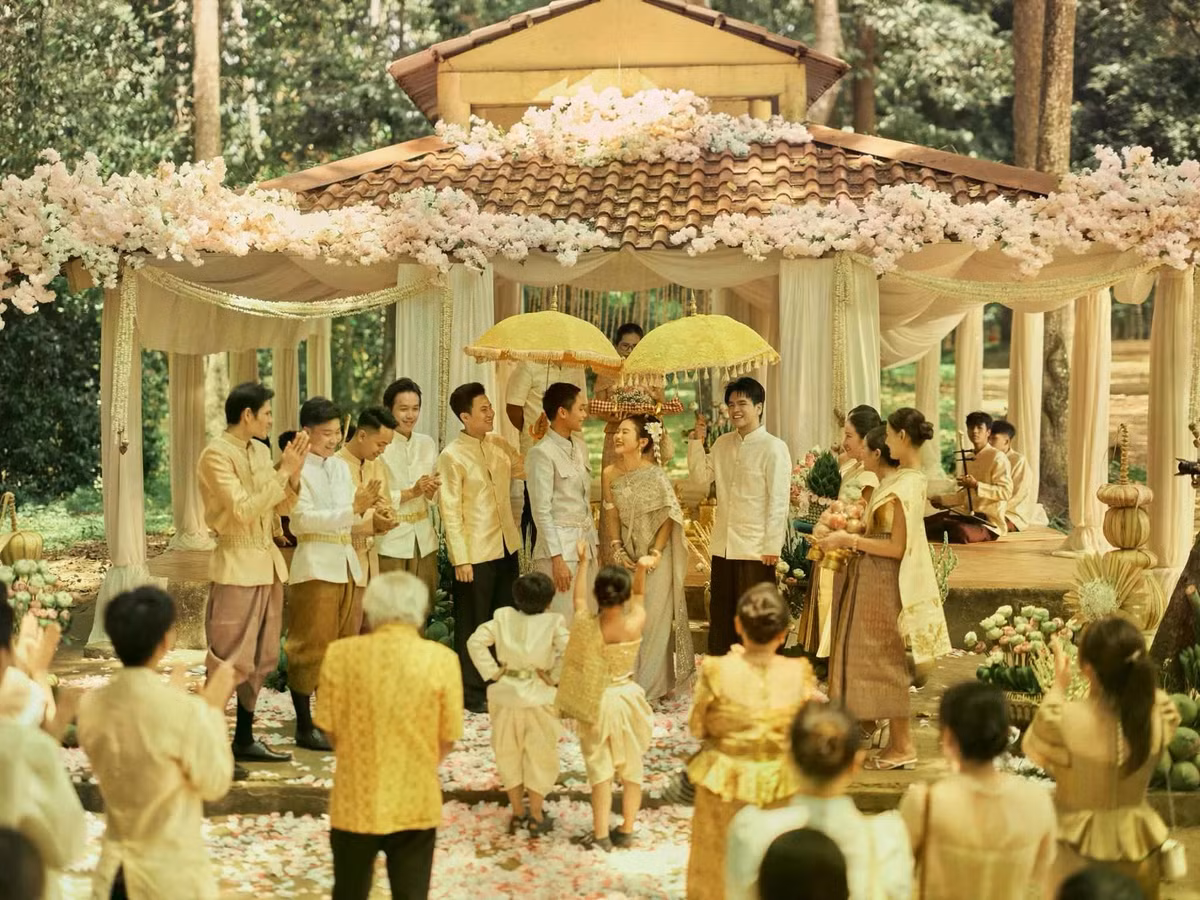 Trở lại với Thiên đường với người thương, Phương Mỹ Chi đang thu hút sự chú ý của khán giả. MV được đầu tư mạnh, mở ra không gian văn hóa Khmer Nam Bộ, từ trang phục, đời sống, nghề truyền thống cho đến các phong tục, nghi lễ. MV kể về câu chuyện Chi và Định (do Phương Mỹ Chi và Bảo Định đảm nhận) - hai người bạn "thanh mai trúc mã". Từ những ngày còn nhỏ, cả hai đã cùng trải qua những buổi tập múa, những lần rong chơi trên cánh đồng thốt nốt đến những buổi sinh hoạt cộng đồng. Từ tình bạn tuổi thơ dần được nuôi dưỡng thành tình yêu.