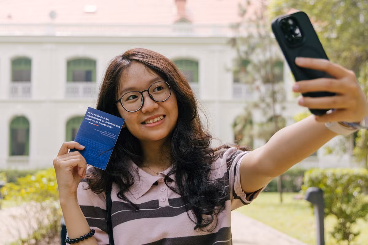 Không dừng lại ở việc ngắm nhìn kiến trúc, du khách ghé thăm năm nay còn được trao tay cuốn Hộ chiếu di sản độc đáo. Cầm trên tay tấm hộ chiếu và hào hứng săn từng con dấu, Vân An cảm nhận cảm giác như đang thực hiện một chuyến du ngoạn đến nước Pháp.