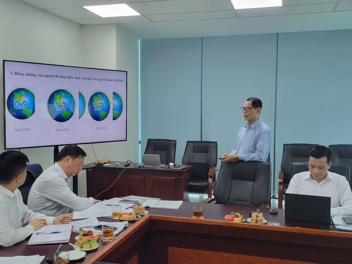 TS. Trần Văn Miều, Phó Chủ tịch Hội Bảo vệ Thiên nhiên và Môi trường Việt Nam trình bày tham luận tại hội thảo