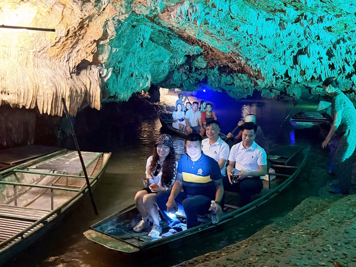 Du khách ngồi thuyền trên sông ngầm với hàng vạn khối nhũ đá lấp lánh phản chiếu xuống dòng nước cảm giác như đang trôi giữa dải ngân hà với vô số vì sao tỏa sáng. Ảnh: Thiên Hà