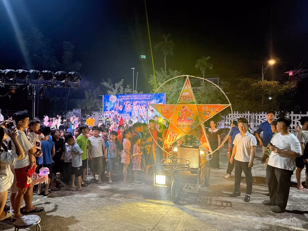 Gallery - Thôn Xuân Lai gói gần 2.000 bánh chưng cho trẻ vui Trung thu - image 1