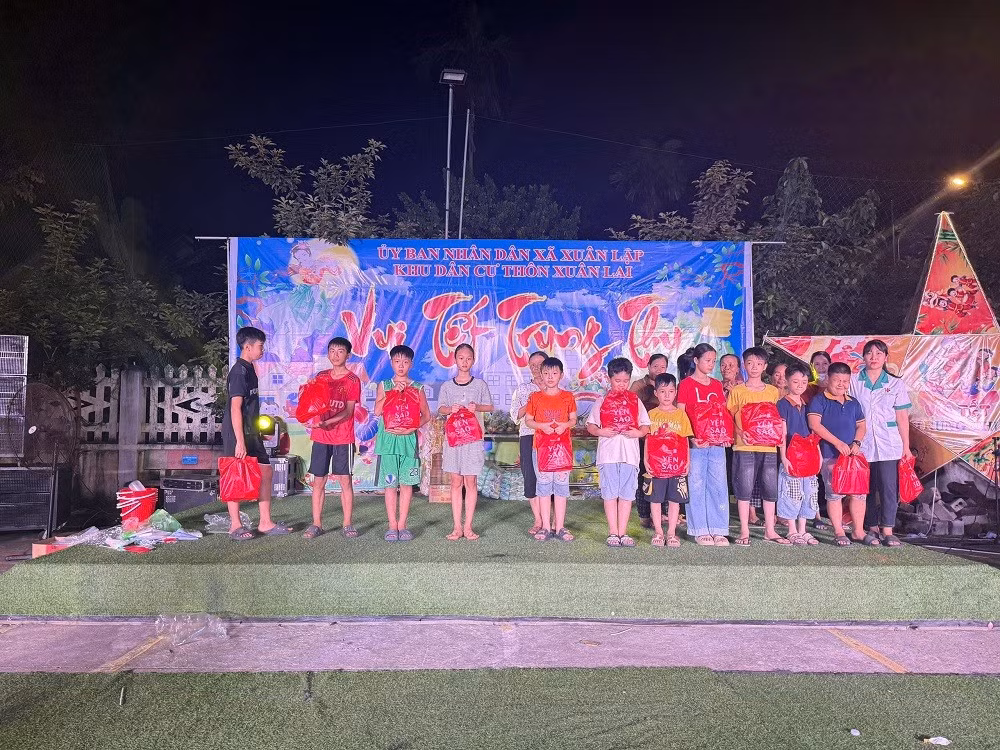 Gallery - Thôn Xuân Lai gói gần 2.000 bánh chưng cho trẻ vui Trung thu - image 3