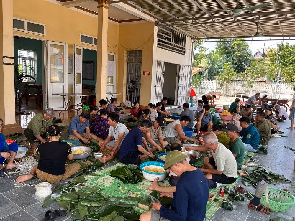 Gallery - Thôn Xuân Lai gói gần 2.000 bánh chưng cho trẻ vui Trung thu - image 7