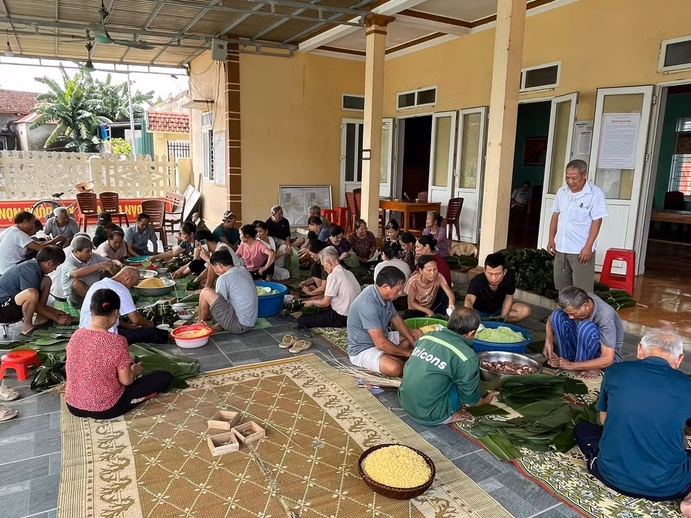 Gallery - Thôn Xuân Lai gói gần 2.000 bánh chưng cho trẻ vui Trung thu - image 9