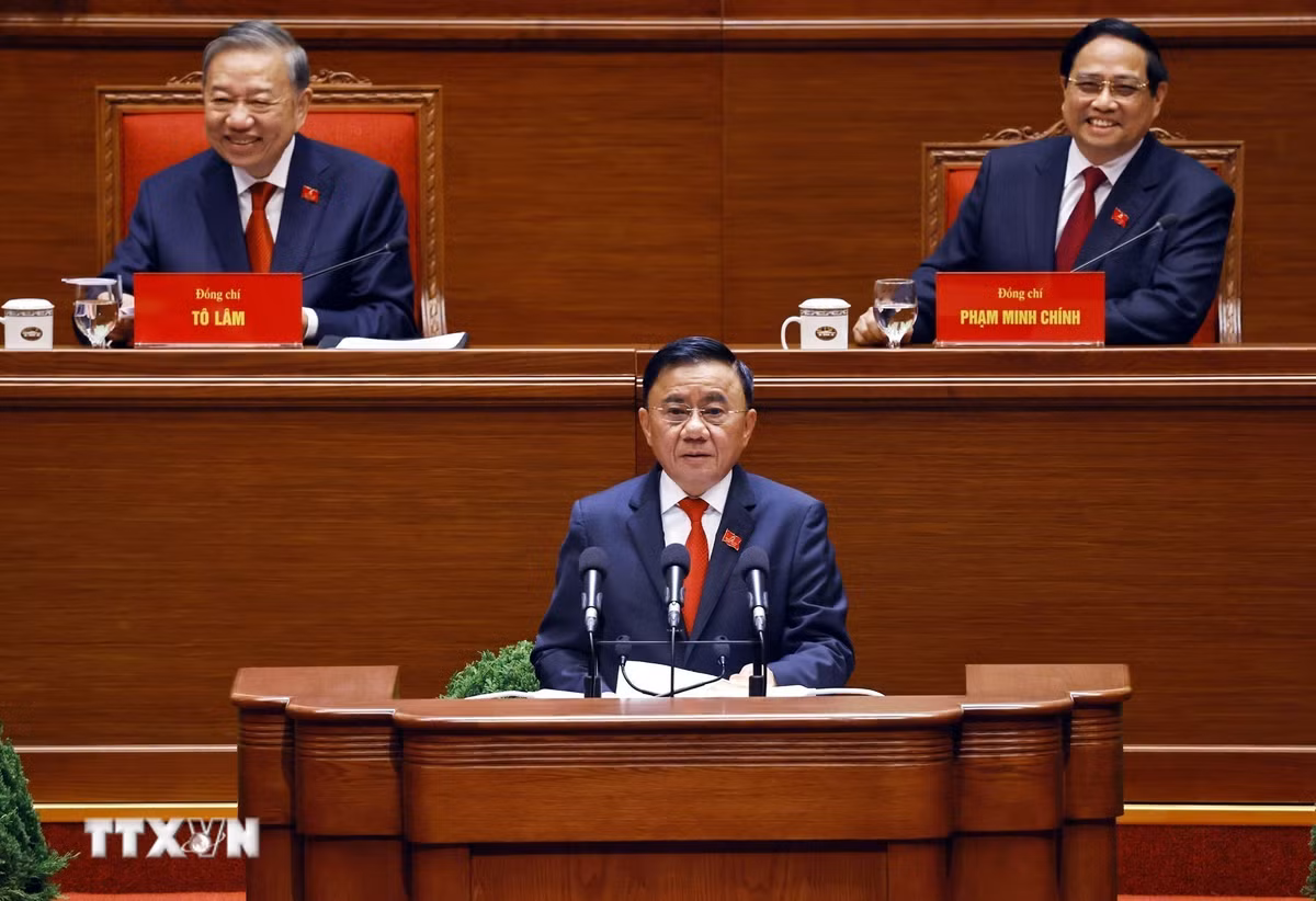 Đồng chí Trần Cẩm Tú, Ủy viên Bộ Chính trị, Thường trực Ban Bí thư trình bày Báo cáo tiếp thu, giải trình của Đoàn Chủ tịch về ý kiến thảo luận của các đại biểu đối với dự thảo các văn kiện và Báo cáo kiểm điểm sự lãnh đạo, chỉ đạo của Ban Chấp hành Trung ương khóa XIII trình Đại hội XIV của Đảng. (Ảnh: TTXVN)