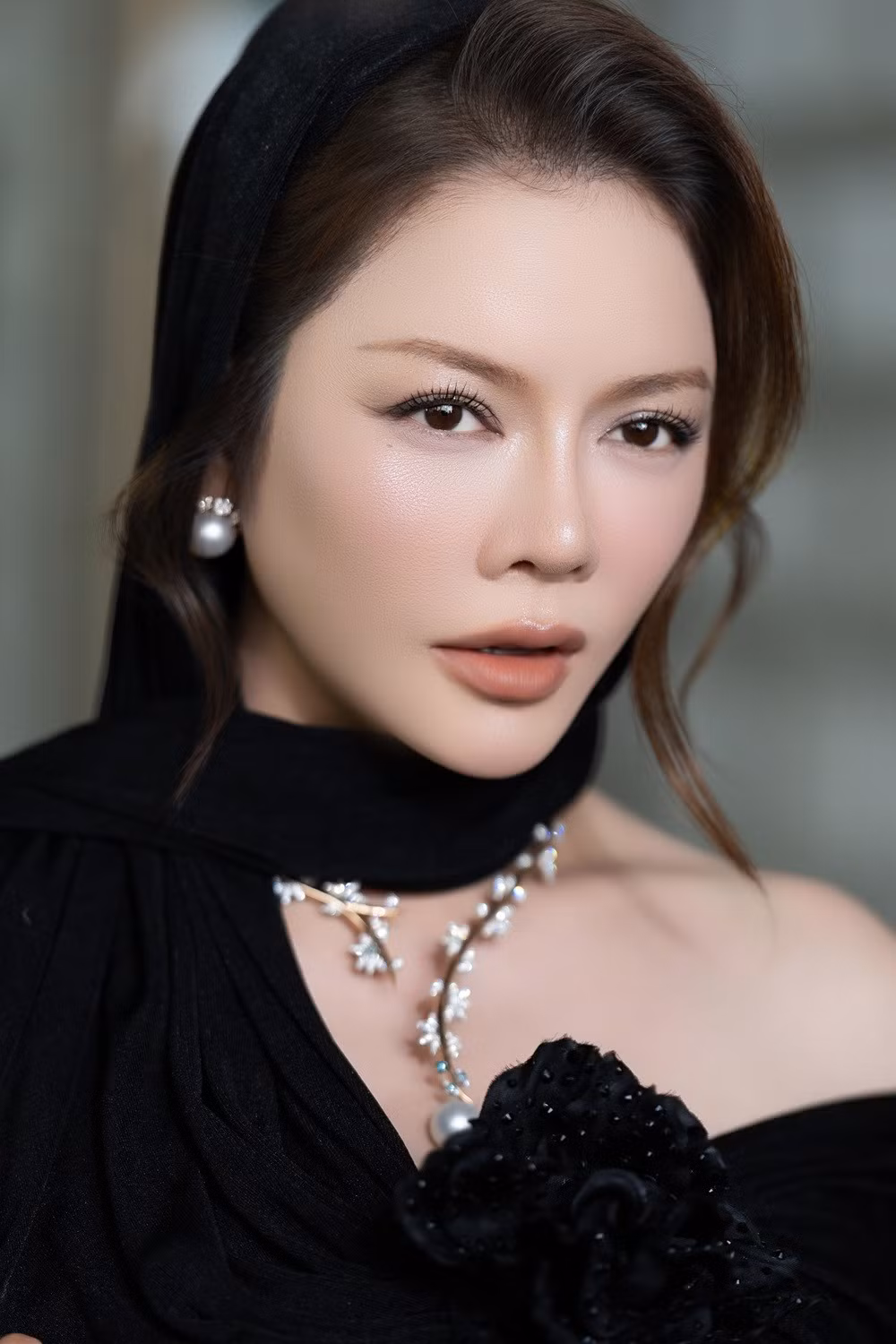 Cùng với trang phục, Lý Nhã Kỳ nâng tầm vẻ ngoài với với trang sức kim cương, đá quý.