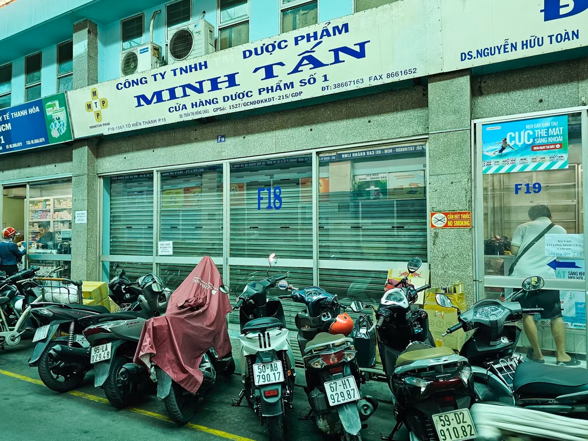 Những quầy dược phẩm, thiết bị y tế đóng cửa hoặc sang nhượng, không còn thuốc trên kệ.