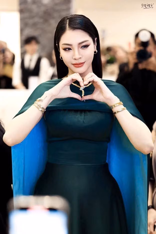 Cô từng đăng quang Miss Grand Thailand 2016, đạt giải Á hậu tại Miss Grand International 2016 tại Mỹ.