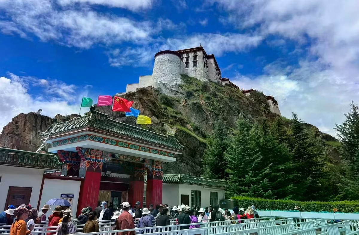 Đoàn của nam du khách tham quan tu viện Tashilhunpo, cung điện Potala khi đã sang đến Tây Tạng. Ảnh: Phạm Minh Trí.