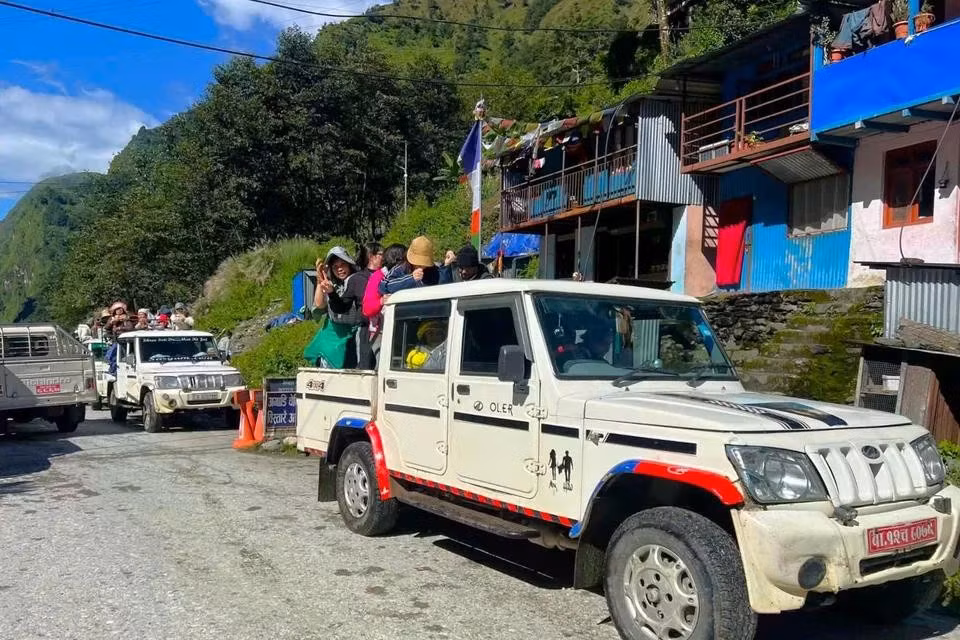 Xe transport (tăng-bo) đưa đoàn qua ngả Zhangmu, bên phía Nepal. Ảnh: Phạm Minh Trí.