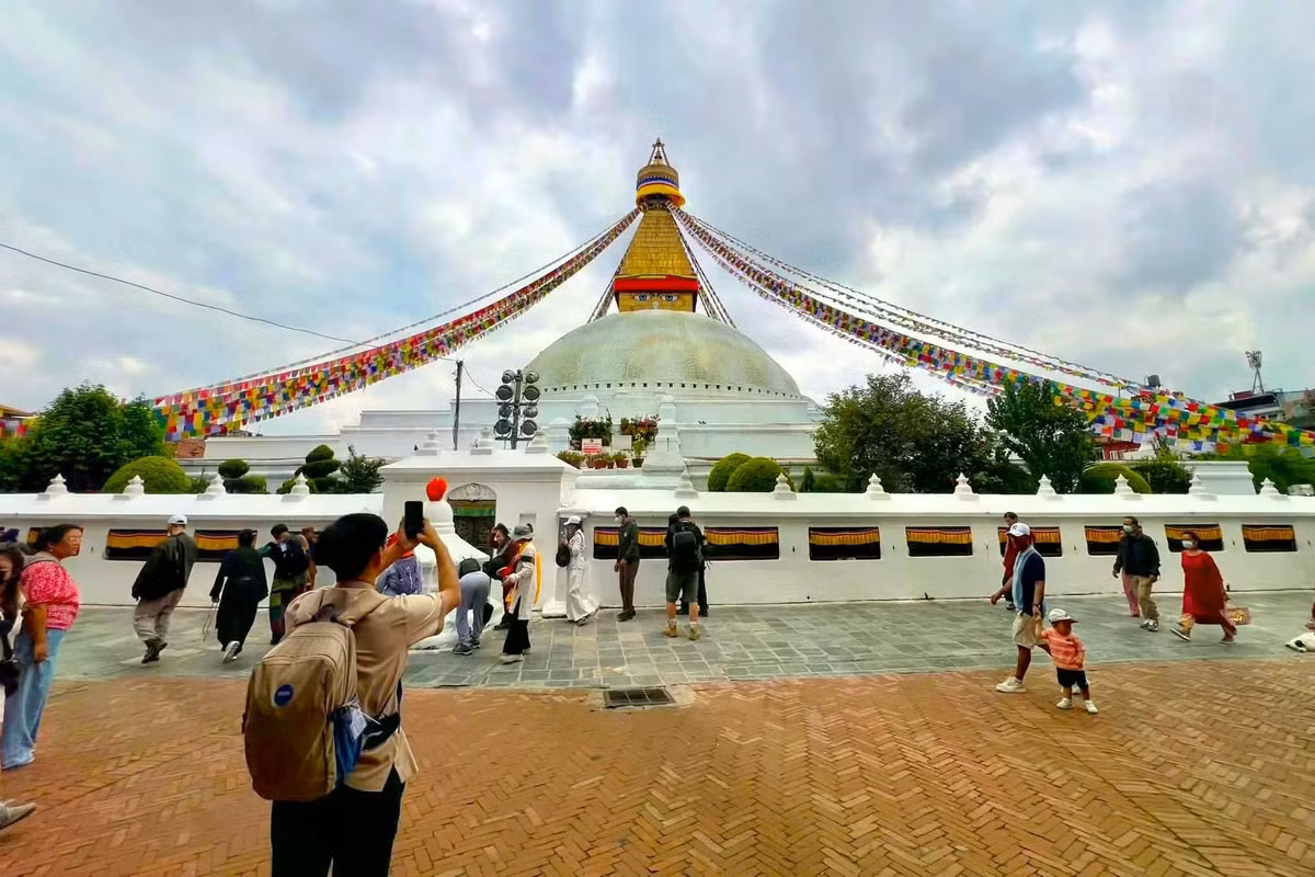 Đoàn đến tham quan đại bảo tháp Boudhanath Stupa ở Kathmandu. Ảnh: Phạm Minh Trí.