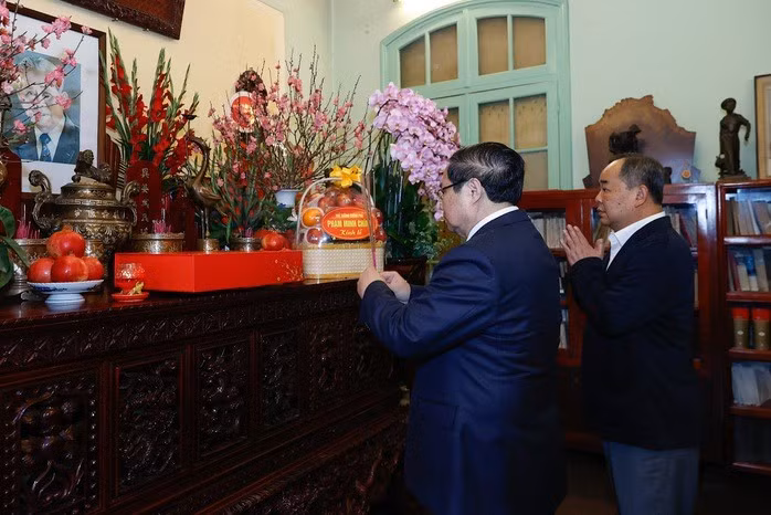 Thủ tướng Chính phủ Phạm Minh Chính dâng hương cố Tổng Bí thư Lê Duẩn. Ảnh: Nhật Bắc
