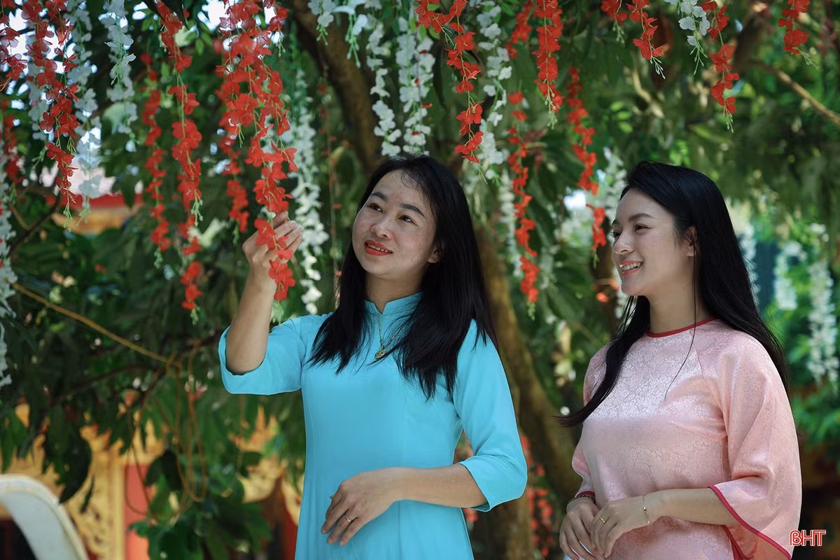 Đến với chùa Hang, du khách như bước chân vào một thế giới khác biệt. Không gian xung quanh mang sắc thái của một tiểu khí hậu riêng.
