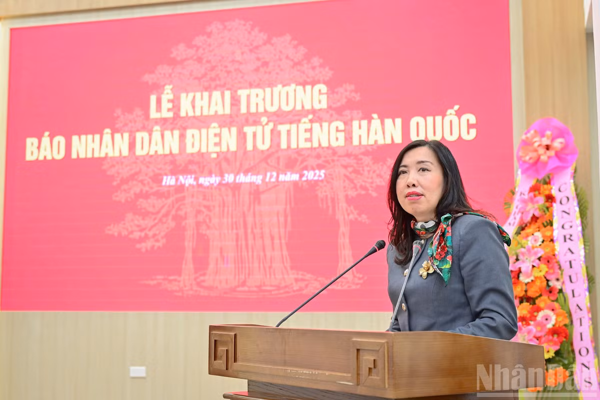 Thứ trưởng Ngoại giao Lê Thị Thu Hằng phát biểu tại Lễ khai trương. (Ảnh: BẢO LONG)