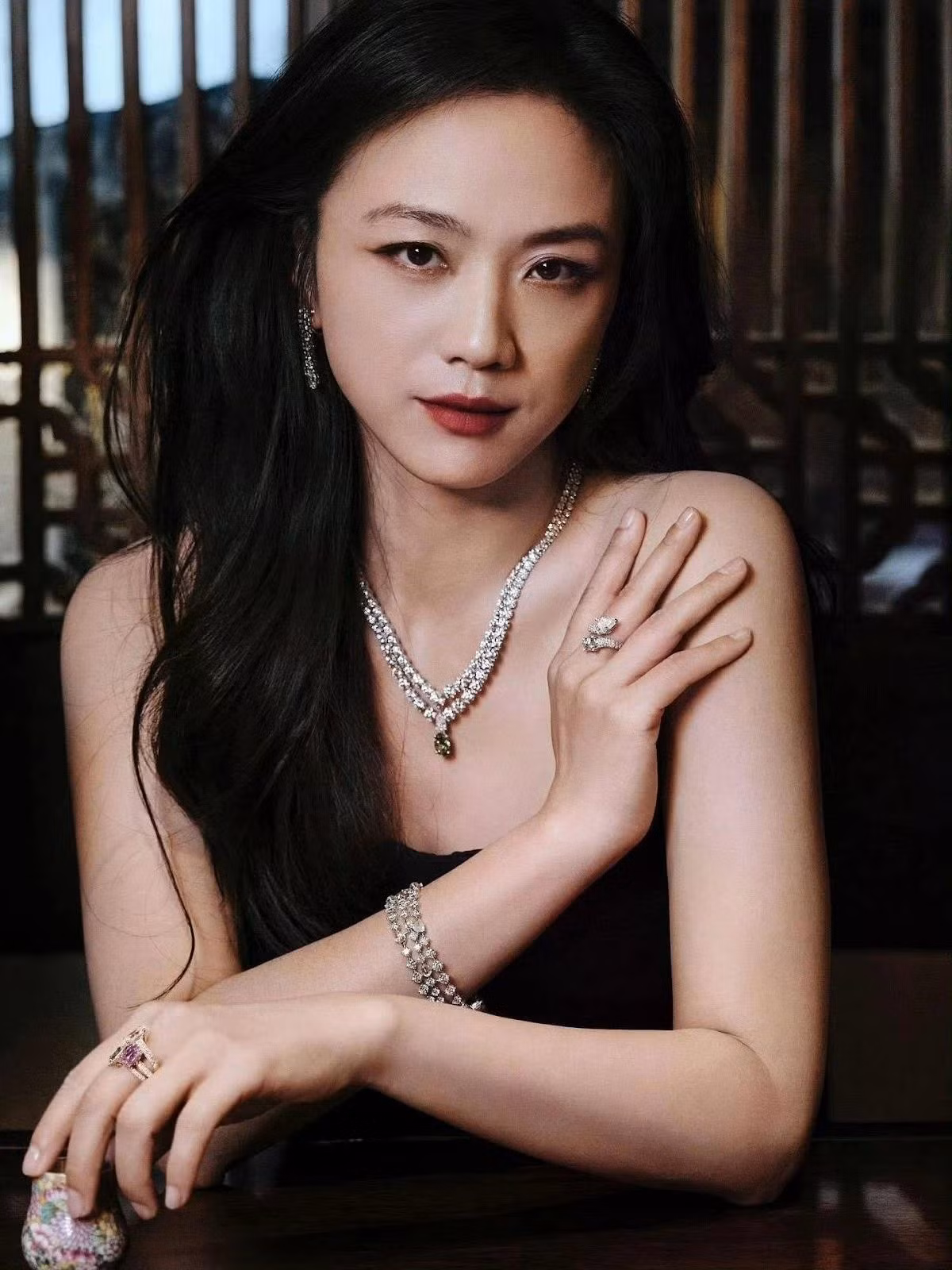 Ngày 27/4, tờ Ettoday đưa tin Thang Duy gây chú ý khi xuất hiện tại một sự kiện với vòng hai lộ rõ. Nữ diễn viên diện áo khoác dài màu đen rộng, được cho là đang ở tháng thứ 5 hoặc 6 của thai kỳ. Chưa lên tiếng xác nhận, nhưng thông tin về nữ diễn viên đã thu hút sự quan tâm lớn từ công chúng. Ảnh: China Entertainment News.