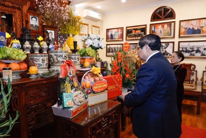 Thủ tướng Phạm Minh Chính dâng hương và chúc tết gia đình cố Tổng Bí thư Lê Khả Phiêu. Ảnh: Nhật Bắc