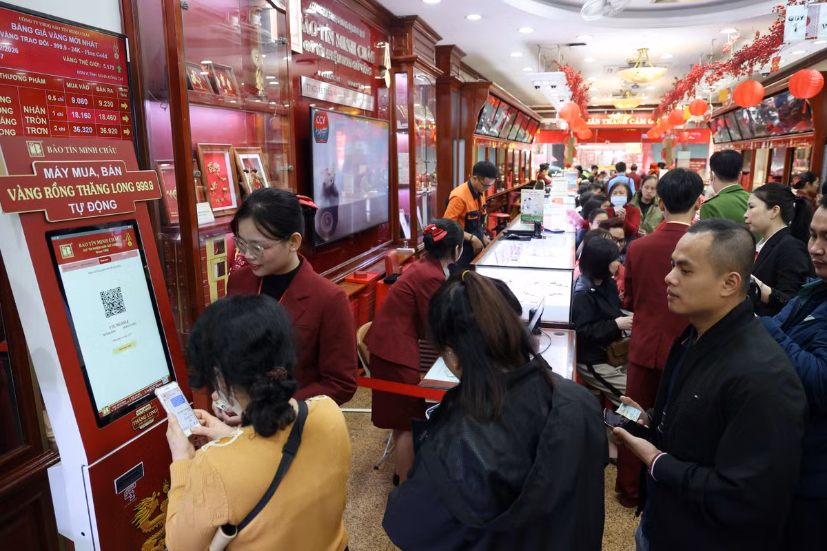 Nhiều khách hàng cho biết mua vàng dịp này đã "dễ thở" hơn các năm trước do khâu thủ tục được làm bằng máy tự động khá nhanh chóng. Ảnh: Hồng Nhung.