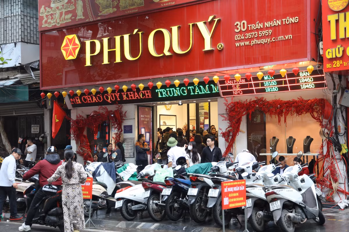 Người dân xếp hàng mua vàng tại Bảo Tín Minh Châu và Phú Quý. Ảnh: Hồng Nhung.