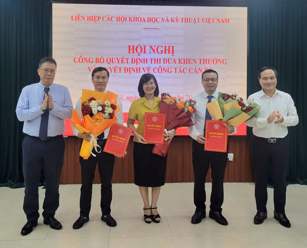 Lãnh đạo VUSTA trao các quyết định điều động, bổ nhiệm các cán bộ chủ chốt.