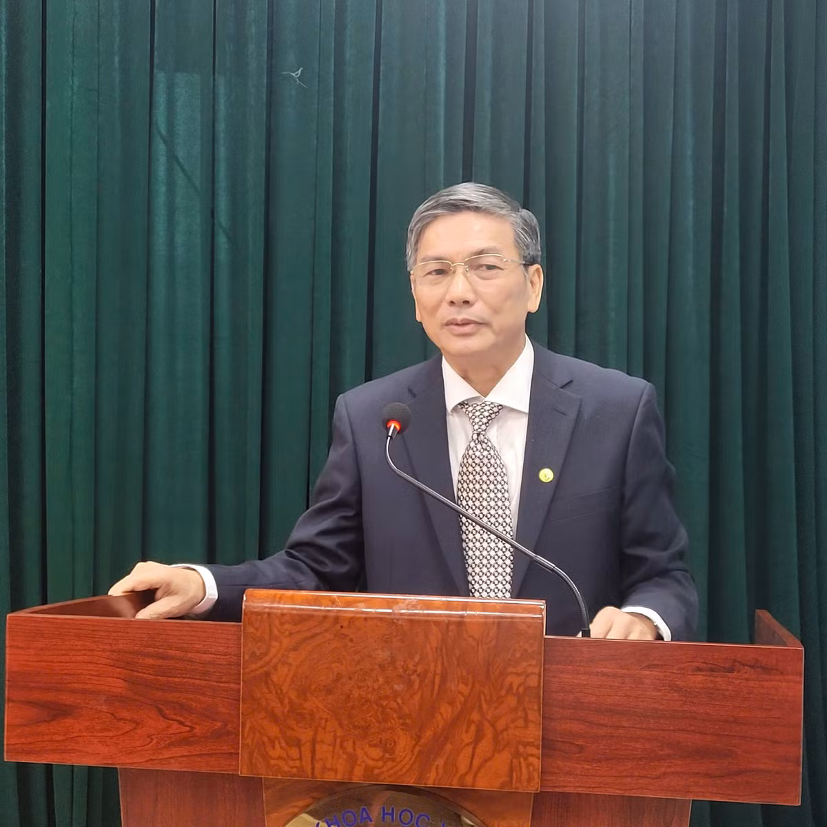 Ông Phạm Hữu Duệ đại diện các cán bộ được nghỉ hưu theo chế độ phát biểu tại hội nghị.