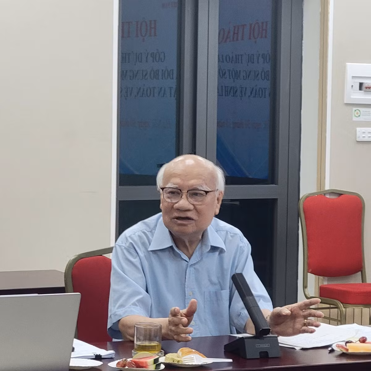 PGS.TS Nguyễn An Lương, nguyên Phó Chủ tịch Thường trực Tổng Liên đoàn Lao động Việt Nam phát biểu tại hội thảo