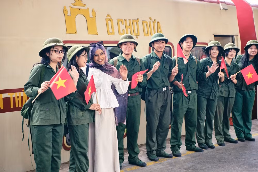 Thông qua “Chuyến tàu đoàn viên”, Tàu Hà Nội 5 Cửa Ô hướng tới việc kể lại câu chuyện lịch sử theo một cách tiếp cận gần gũi, hiện đại hơn. Tại đây, hành khách không chỉ quan sát, mà còn thực sự sống trong từng khoảnh khắc của lịch sử, để hiểu hơn giá trị của hòa bình, của sự thống nhất và của hai chữ “đoàn viên”.