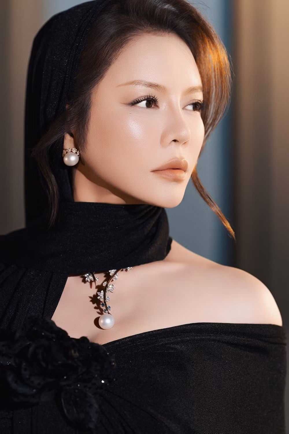 Thần thái của cô được bộc lộ qua ánh mắt kiêu hãnh, tự tin và đầy sức hút.