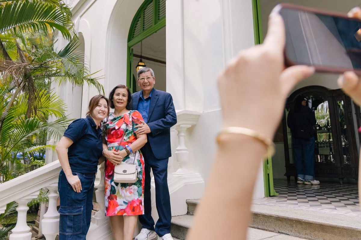 Ông Lê Thanh Hải cùng gia đình tận hưởng ngày cuối tuần đặc biệt. Theo ông, D inh thự không chỉ gây ấn tượng mạnh bởi nét kiến trúc Đông Dương từ thế kỷ 19 mà còn thể hiện sự giao thoa với văn hóa Việt Nam . "Hệ thống hành lang, cửa phụ giúp tòa nhà hòa mình trọn vẹn vào thiên nhiên. Đặc biệt, việc bảo tồn được hàng cây cổ thụ cùng những bóng me, rặng tre thuần Việt trong khuôn viên là một giá trị vô giá, lưu giữ chứng tích sống động qua hơn một thế kỷ phát triển", ông Hải chia sẻ.
