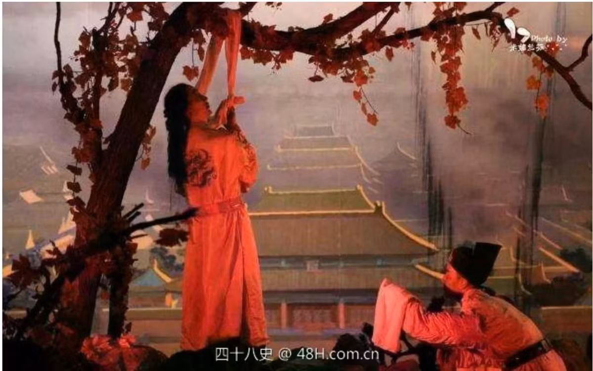 Hoàng đế Sùng Trinh treo cổ tự vẫn trên núi Cảnh Sơn.