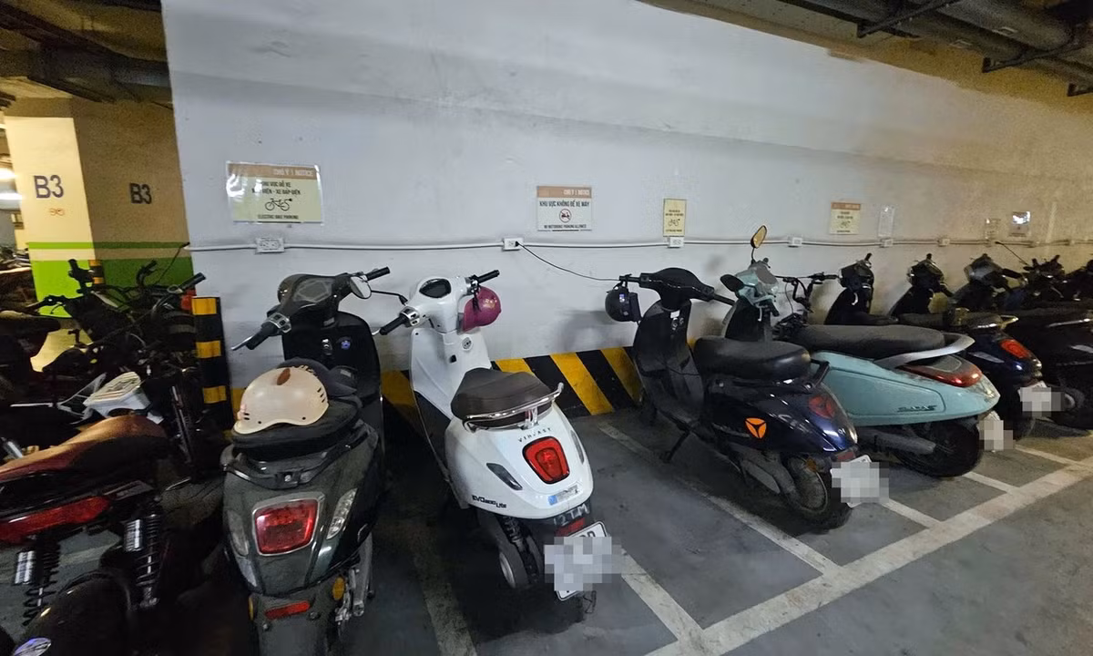 Việc cấm gửi xe điện tại chung cư là không phù hợp với quy định pháp luật hiện hành, xâm phạm quyền lợi hợp pháp của cư dân. Ảnh: Phan Thiên.