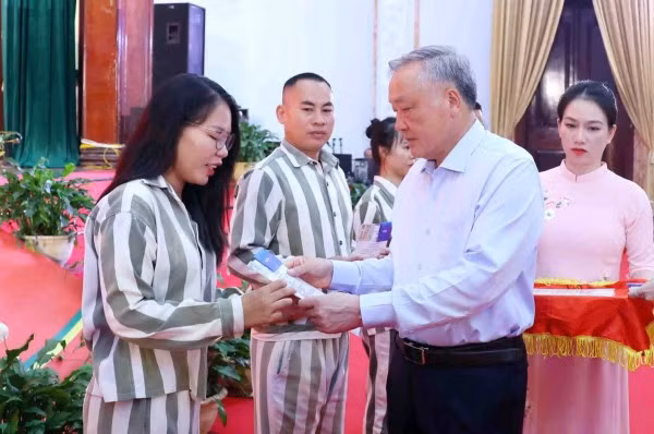 Phó Thủ tướng Thường trực Chính phủ Nguyễn Hòa Bình trao quyết định đặc xá cho cho phạm nhân.