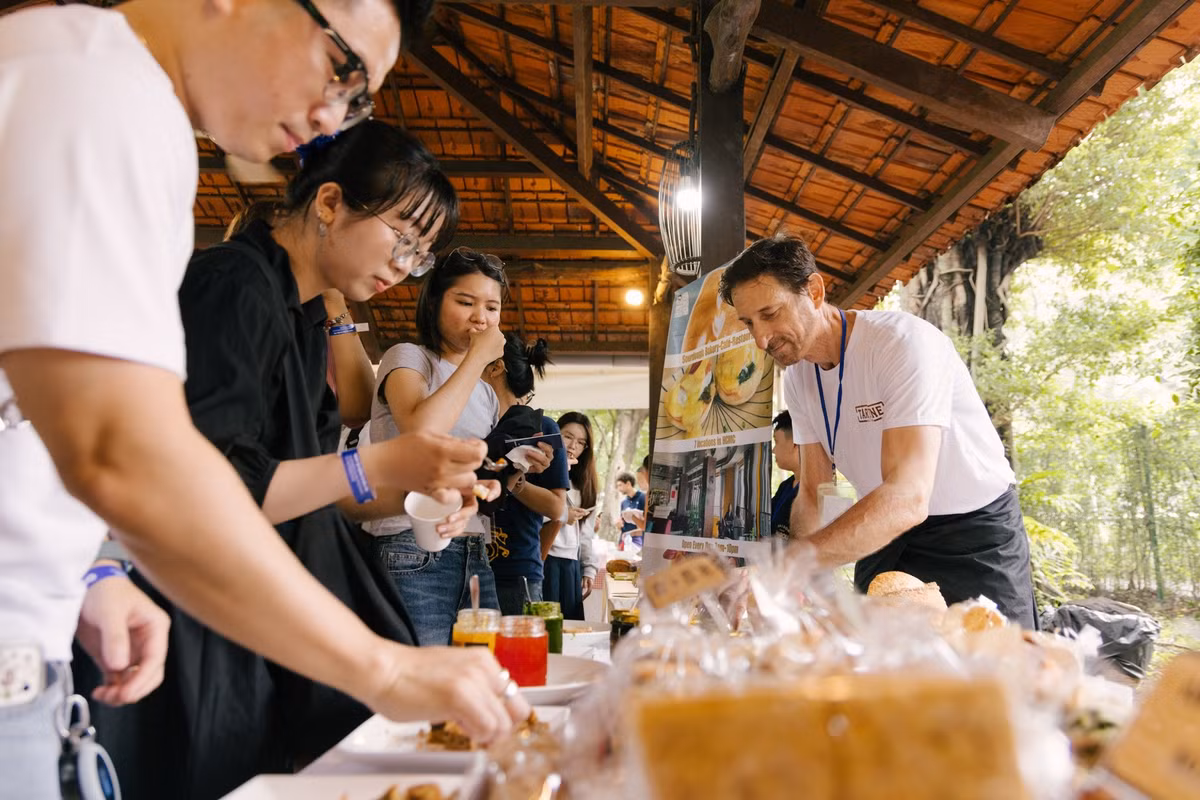 Du khách còn được trải nghiệm ẩm thực Pháp tại khu vườn trong Dinh thự. Đã gắn bó với Việt Nam 22 năm và có 16 năm sống tại TP.HCM, ông Jerome Buzenet không giấu được niềm vui khi mang hương vị bánh Pháp đến Ngày hội Di sản. Ông nhận thấy người trẻ Việt Nam ngày càng yêu thích và đón nhận nét văn hóa ẩm này.