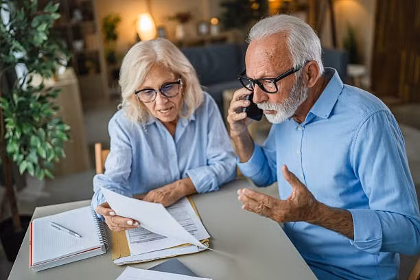 Quản lý tài chính không hợp lý và các khoản chi phát sinh bất ngờ dễ khiến tiền dưỡng già của người cao tuổi bị thâm hụt nhanh chóng. Ảnh minh họa: iStock